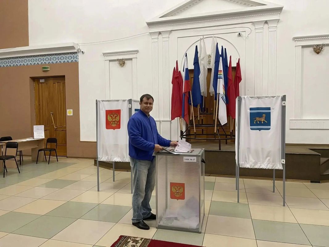 Голосование в ЕАО идёт штатно: председатель Общественной палаты региона проверил работу участков Голосование в ЕАО идёт штатно: председатель Общественной палаты региона проверил работу участков
