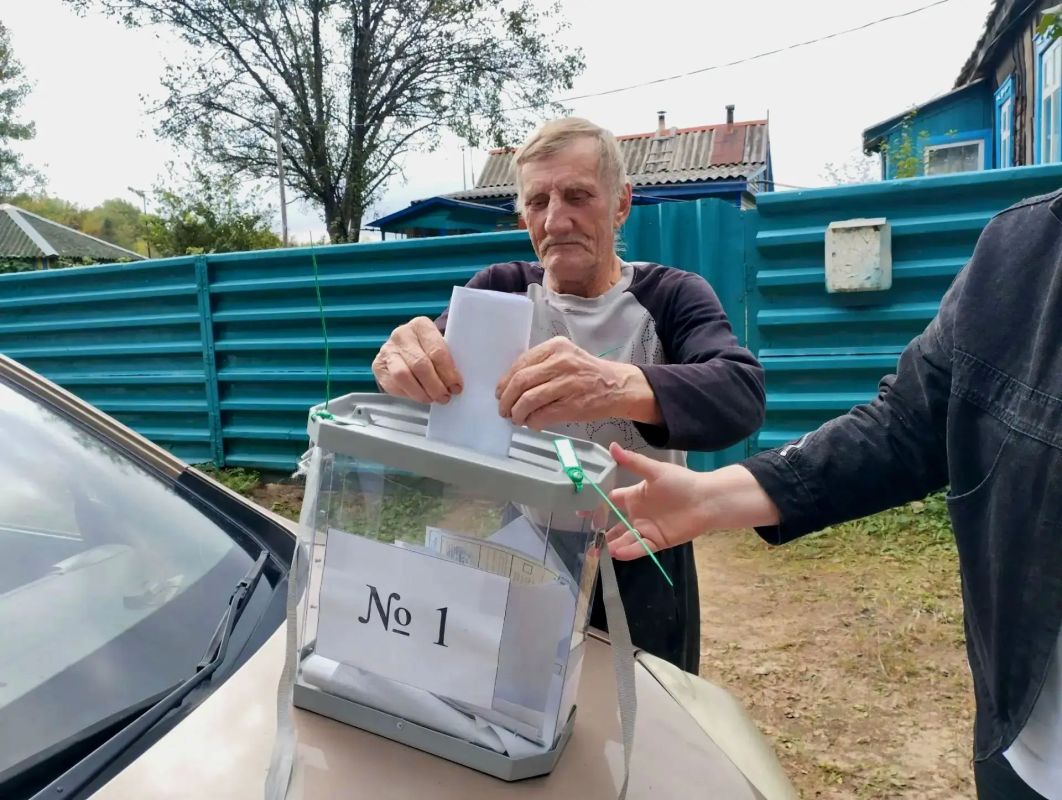 Голосование на дому: члены УИК приезжают к своим землякам, которые не могут прийти сами Голосование на дому: члены УИК приезжают к своим землякам, которые не могут прийти сами