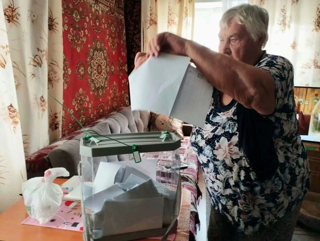 Голосование на дому: члены УИК приезжают к своим землякам, которые не могут прийти сами Голосование на дому: члены УИК приезжают к своим землякам, которые не могут прийти сами
