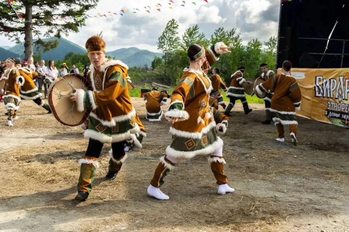Народный ансамбль танца «Овация» выступит на IV Этнофесте «Бирария» Народный ансамбль танца «Овация» выступит на IV Этнофесте «Бирария»