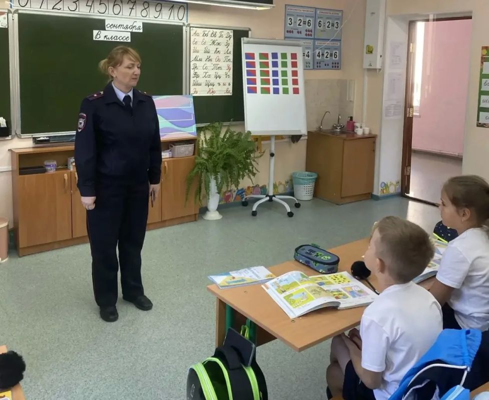 За что ставят на профилактический учет - эту важную тему обсудили с первоклассниками сотрудники по делам несовершеннолетних