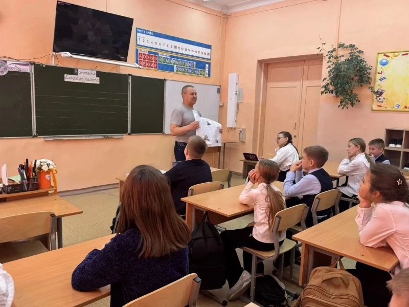 В Биробиджане член Общественного совета при УМВД России по Еврейской автономной области провел урок мужества для школьников