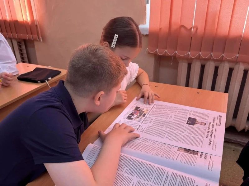 В Биробиджане член Общественного совета при УМВД России по Еврейской автономной области провел урок мужества для школьников В Биробиджане член Общественного совета при УМВД России по Еврейской автономной области провел урок мужества для школьников