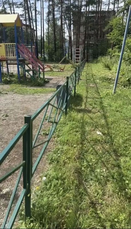 По требованию прокуратуры восстановлено ограждение на территории детской игровой площадки в г. Облучье ЕАО По требованию прокуратуры восстановлено ограждение на территории детской игровой площадки в г. Облучье ЕАО