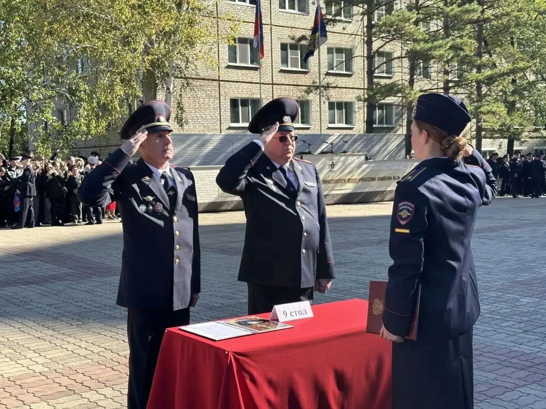 Начальник УМВД России по Еврейской автономной области полковник полиции Геннадий Березин принял участие в торжественной церемонии приведения к Присяге курсантов Дальневосточного юридического института МВД России имени Начальник УМВД России по Еврейской автономной области полковник полиции Геннадий Березин принял участие в торжественной церемонии приведения к Присяге курсантов Дальневосточного юридического института МВД России имени