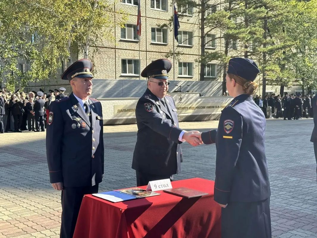 Начальник УМВД России по Еврейской автономной области полковник полиции Геннадий Березин принял участие в торжественной церемонии приведения к Присяге курсантов Дальневосточного юридического института МВД России имени Начальник УМВД России по Еврейской автономной области полковник полиции Геннадий Березин принял участие в торжественной церемонии приведения к Присяге курсантов Дальневосточного юридического института МВД России имени