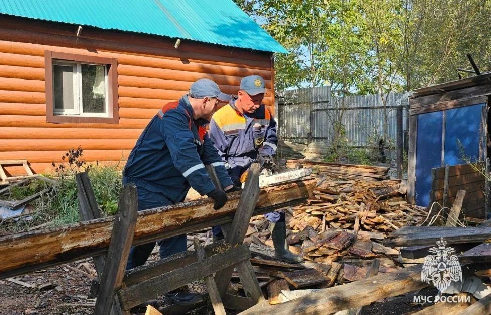 Своих не бросаем: спасатели #МЧСЕАО накололи дров семье участника СВО Своих не бросаем: спасатели #МЧСЕАО накололи дров семье участника СВО