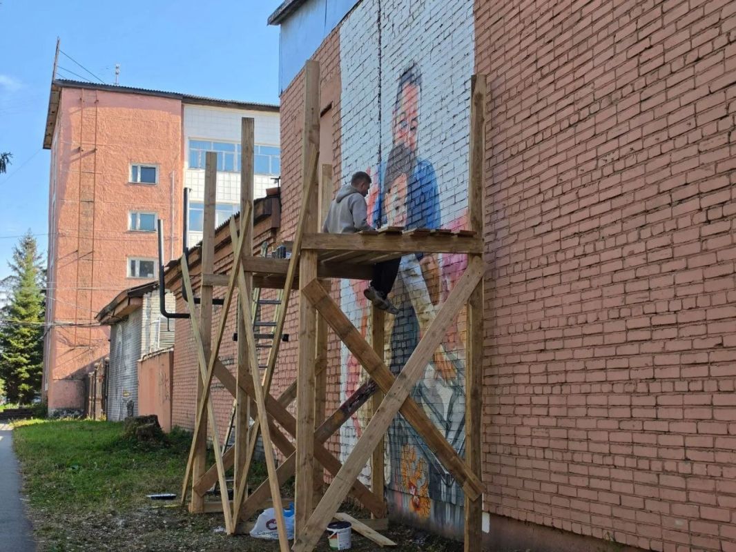 В Биробиджане начали рисовать избирательный мурал В Биробиджане начали рисовать избирательный мурал