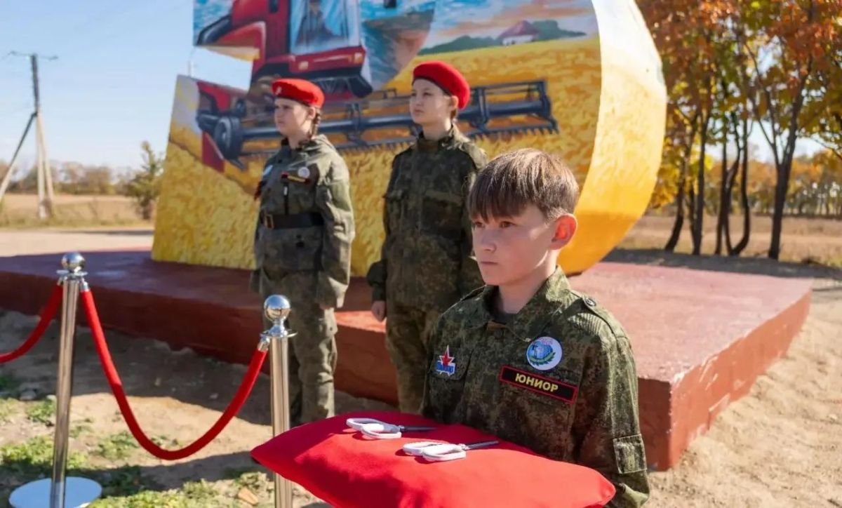 Открыли стелу «Серп и молот» в селе Птичник ЕАО Открыли стелу «Серп и молот» в селе Птичник ЕАО