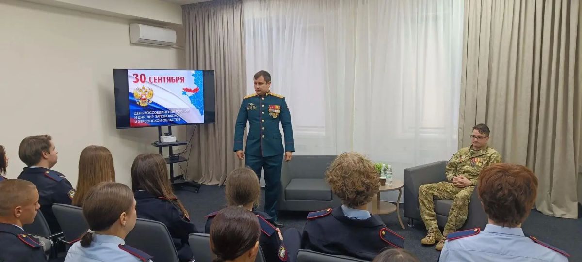 Живая история: ветераны СВО рассказали старшеклассникам о событиях на Донбассе и в Новороссии Живая история: ветераны СВО рассказали старшеклассникам о событиях на Донбассе и в Новороссии