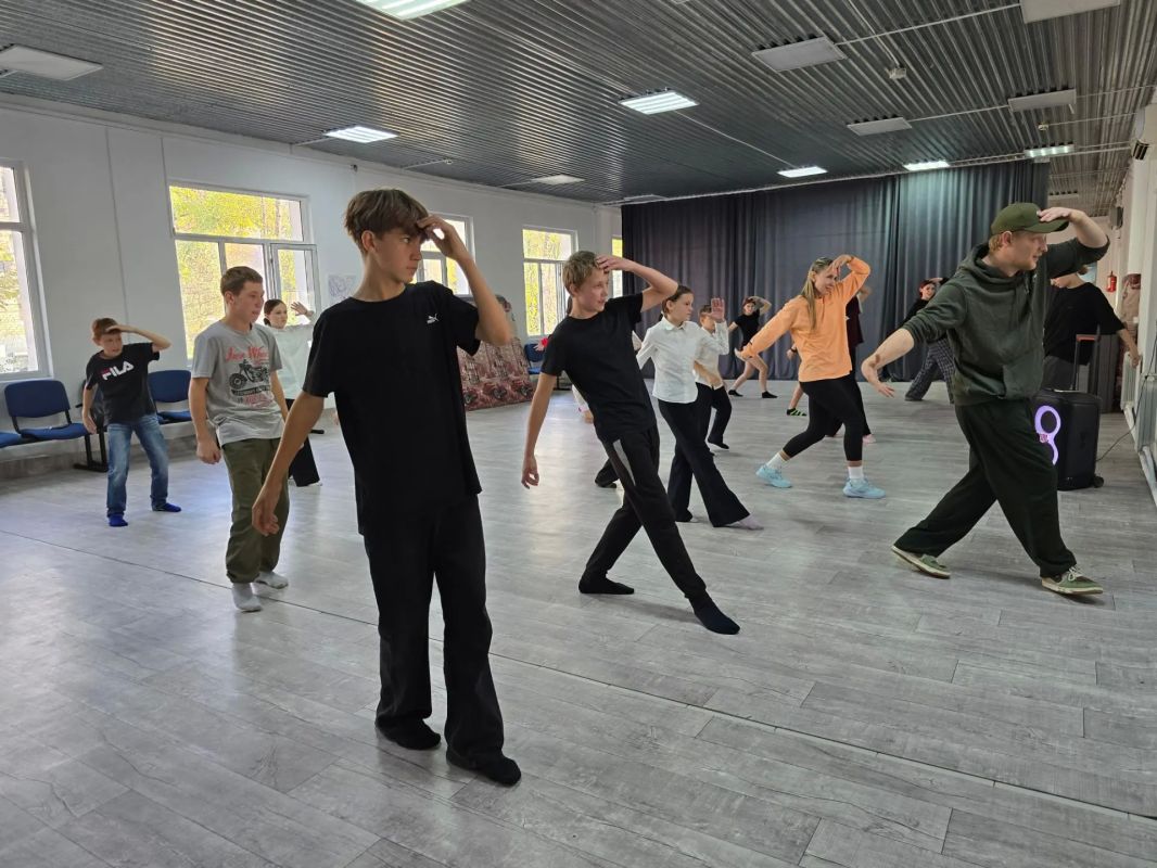 Творчество - путь к переменам: полицейские и «Народный фронт» провели танцевальный мастер-класс для подростков Творчество - путь к переменам: полицейские и «Народный фронт» провели танцевальный мастер-класс для подростков
