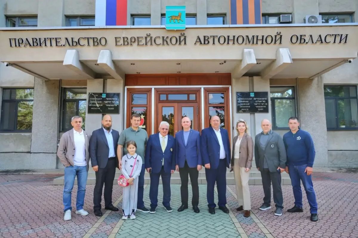 Олимпийский чемпион Владимир Мышкин принял участие в открытии хоккейного сезона в Биробиджане