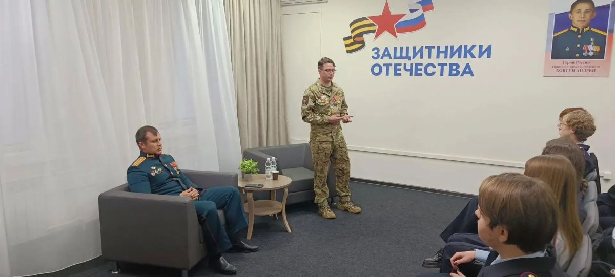 Живая история: ветераны СВО рассказали старшеклассникам о событиях на Донбассе и в Новороссии Живая история: ветераны СВО рассказали старшеклассникам о событиях на Донбассе и в Новороссии