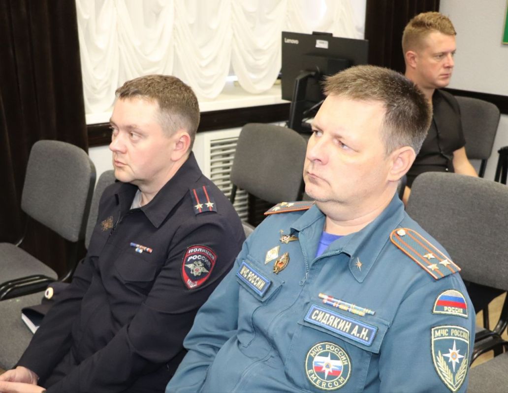 Сегодня под председательством прокурора Еврейской автономной области Дмитрия Седых состоялось межведомственное совещание, на котором обсуждены вопросы состояния законности при подготовке региона к пожароопасному периоду и... Сегодня под председательством прокурора Еврейской автономной области Дмитрия Седых состоялось межведомственное совещание, на котором обсуждены вопросы состояния законности при подготовке региона к пожароопасному периоду и...