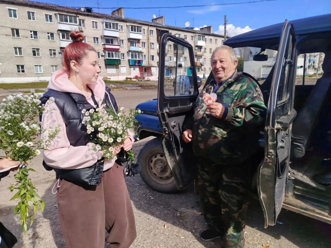 Старшее поколение поздравляли в Октябрьском районе ЕАО Старшее поколение поздравляли в Октябрьском районе ЕАО