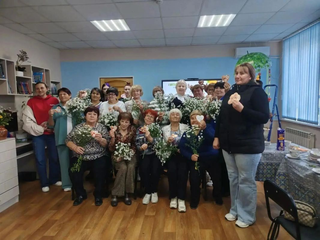 Старшее поколение поздравляли в Октябрьском районе ЕАО Старшее поколение поздравляли в Октябрьском районе ЕАО