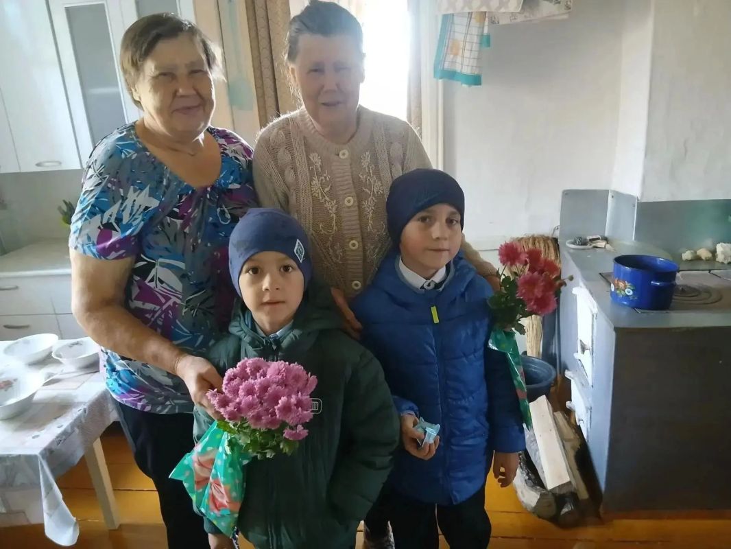 Старшее поколение поздравляли в Октябрьском районе ЕАО Старшее поколение поздравляли в Октябрьском районе ЕАО