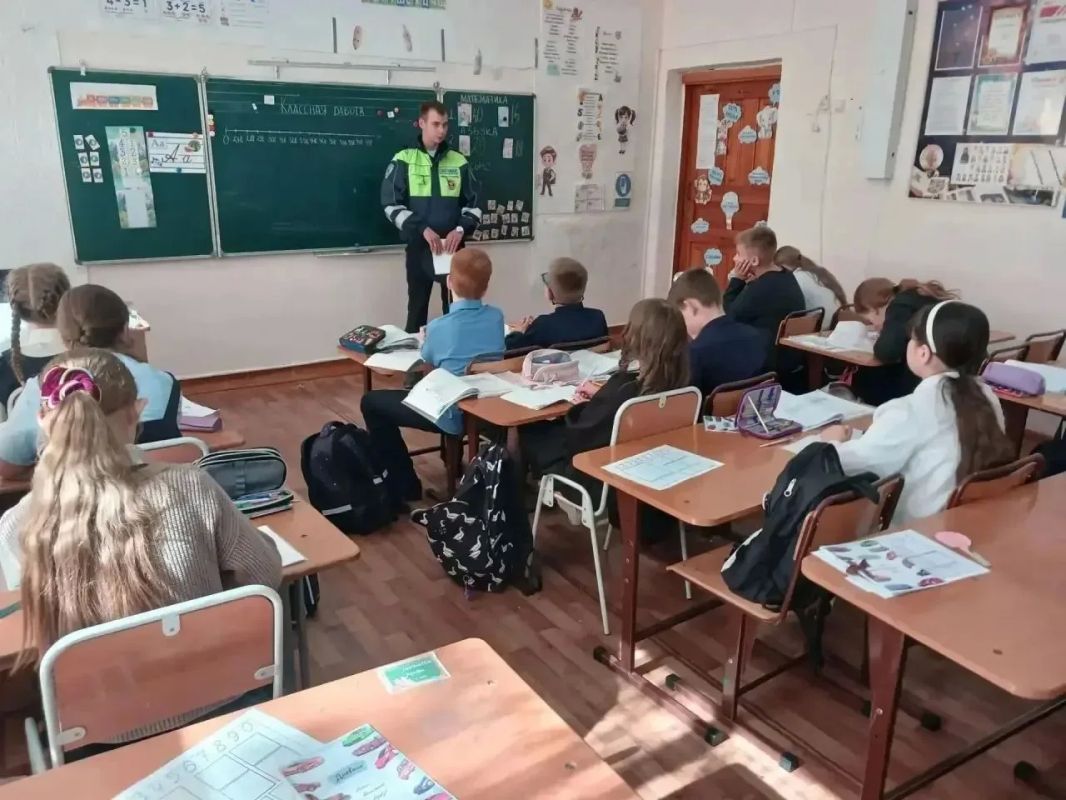 Сотрудники Госавтоинспекции по всей области проводят уроки для юных участников дорожного движения Сотрудники Госавтоинспекции по всей области проводят уроки для юных участников дорожного движения