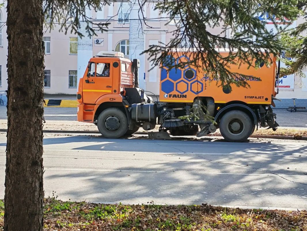 Коммунальные службы Биробиджана продолжают наводить порядок в городе