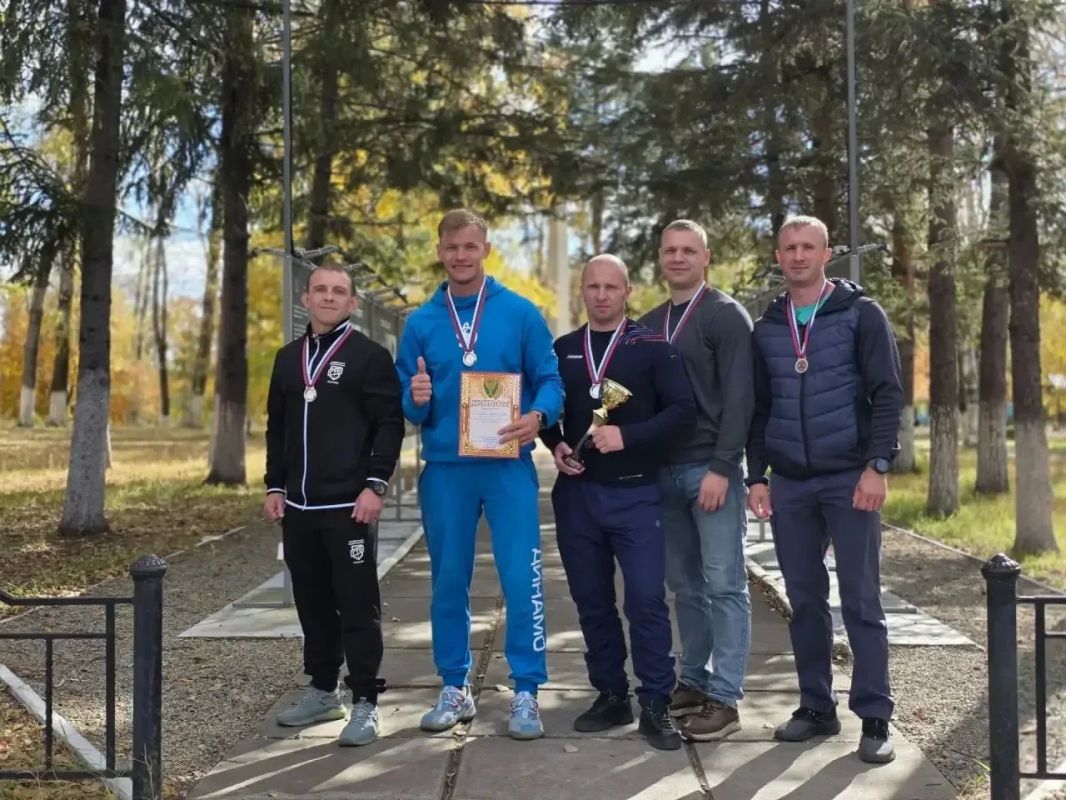 Полицейские с честью прошли межведомственный пожарный кроссфит