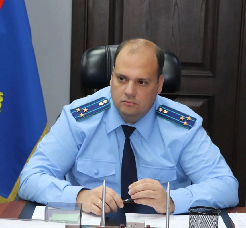 Сегодня, 6 октября 2026 года, прокурор Еврейской автономной области Дмитрий Седых провел личный приём предпринимателей, в котором принял участие Уполномоченный по защите прав предпринимателей в ЕАО Вячеслав Пастухов