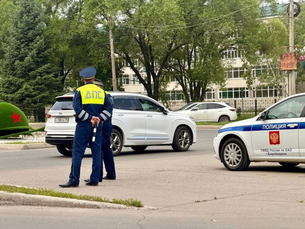 Пьяный водитель застрял между сидениями автомобиля в Биробиджане