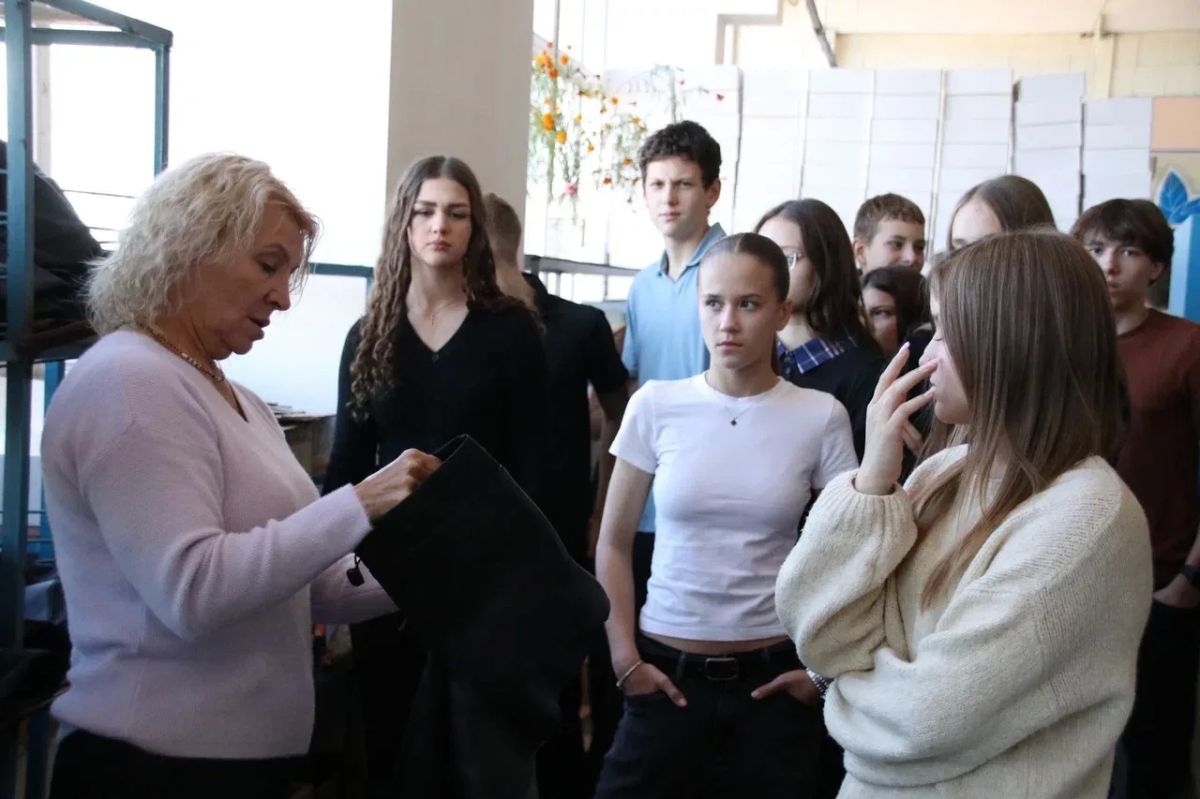 Профессии в деле: школьники побывали на обувной фабрике «Росток» Профессии в деле: школьники побывали на обувной фабрике «Росток»