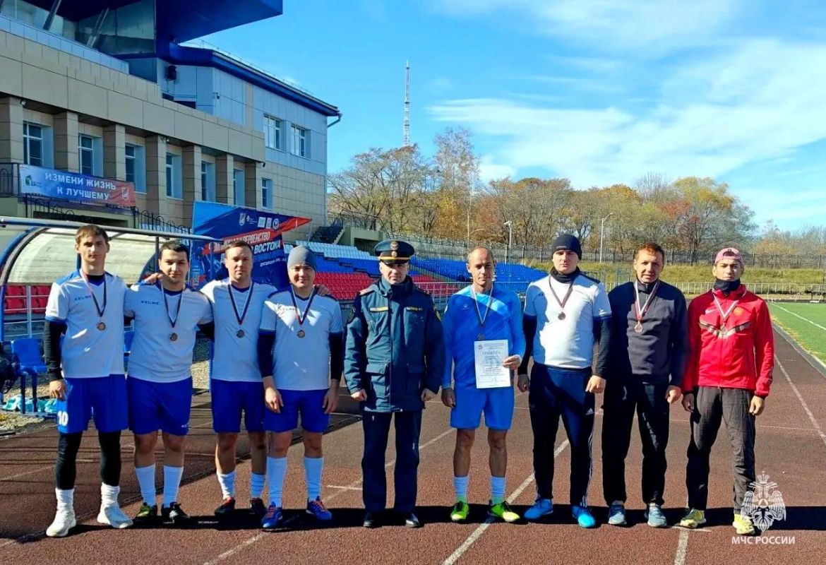 Футболисты #МЧСЕАО – . Пожарные - спортсмены пока нет вызовов на возгорания отстаивали спортивную честь ведомства в Биробиджане! Сборная МЧС по футболу в тройке лидеров среди соперников из силовых ведомств региона!!!!... Футболисты #МЧСЕАО – . Пожарные - спортсмены пока нет вызовов на возгорания отстаивали спортивную честь ведомства в Биробиджане! Сборная МЧС по футболу в тройке лидеров среди соперников из силовых ведомств региона!!!!...