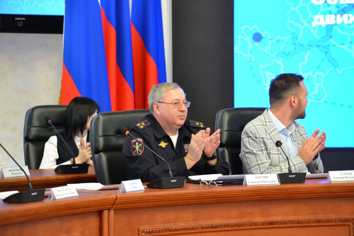 Полковник полиции Геннадий Березин вручил первые паспорта юным жителям автономии Полковник полиции Геннадий Березин вручил первые паспорта юным жителям автономии