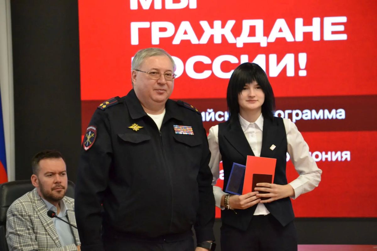 Полковник полиции Геннадий Березин вручил первые паспорта юным жителям автономии Полковник полиции Геннадий Березин вручил первые паспорта юным жителям автономии