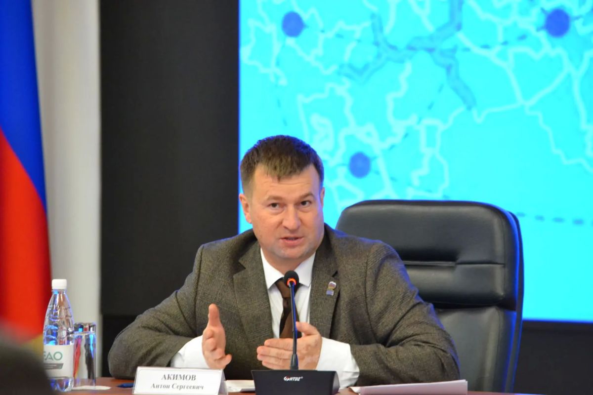 Полковник полиции Геннадий Березин вручил первые паспорта юным жителям автономии Полковник полиции Геннадий Березин вручил первые паспорта юным жителям автономии