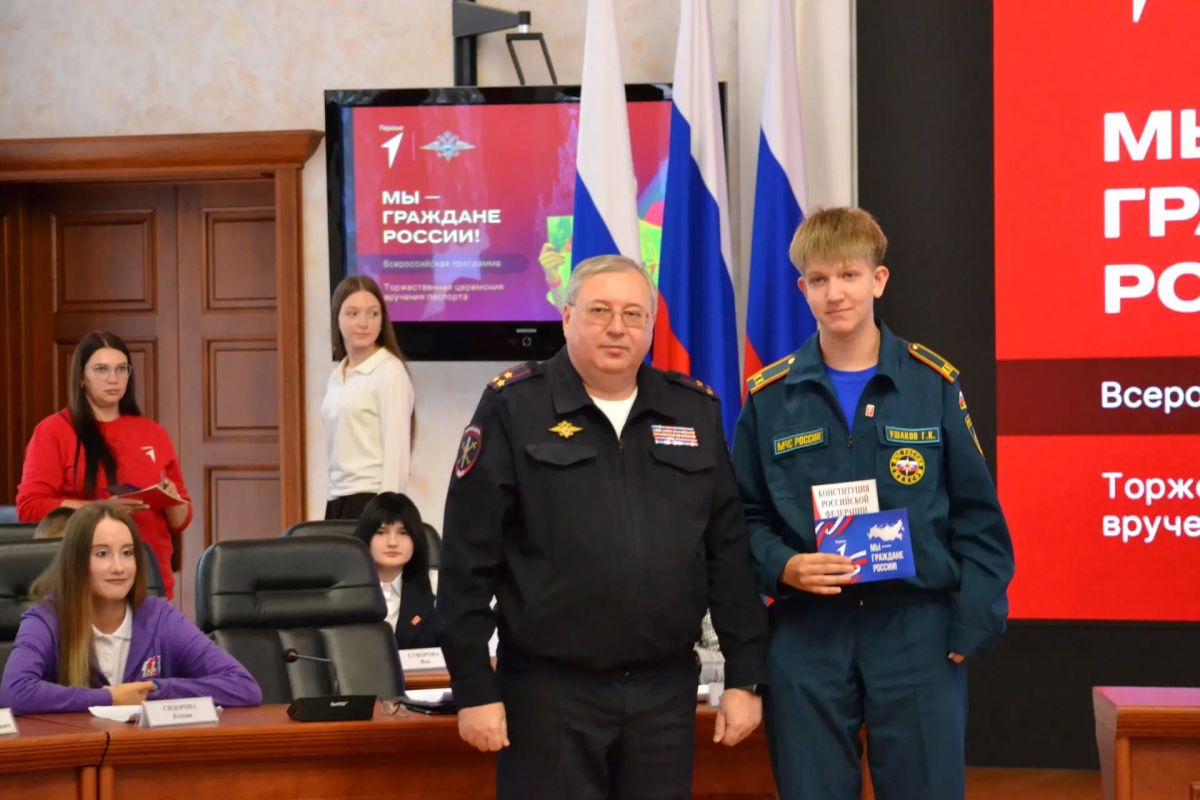 Полковник полиции Геннадий Березин вручил первые паспорта юным жителям автономии Полковник полиции Геннадий Березин вручил первые паспорта юным жителям автономии