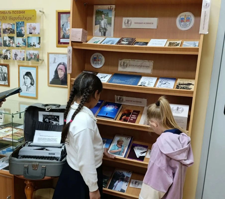 Юные биробиджанцы побывали на экскурсии в Литературном музее ЕАО (6+) Юные биробиджанцы побывали на экскурсии в Литературном музее ЕАО (6+)