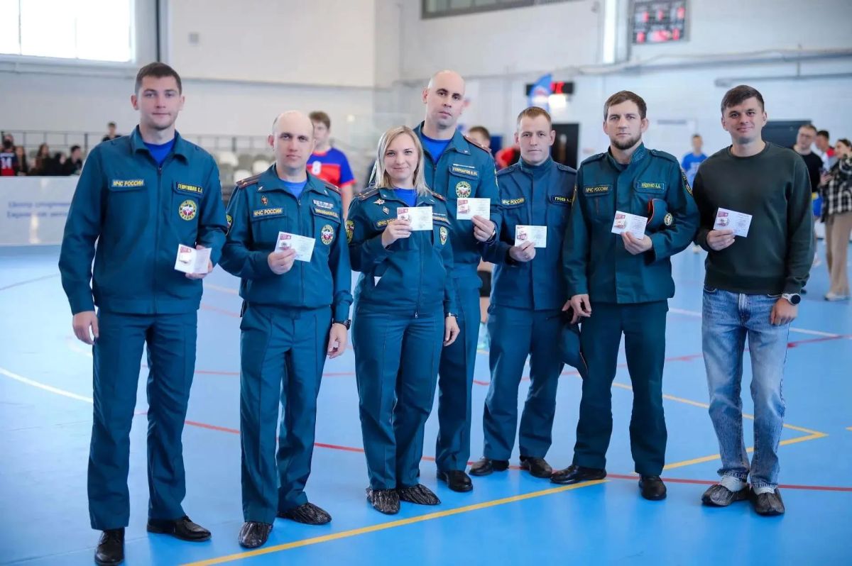 В одной руке — рукав, в другой — медаль ГТО