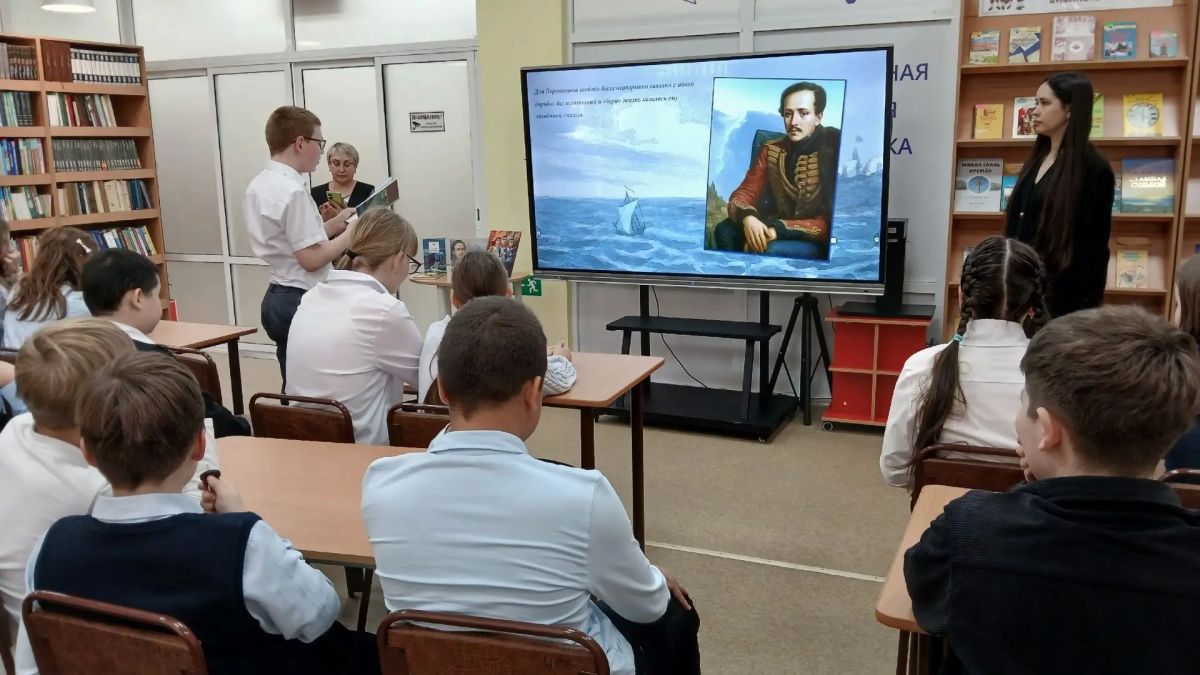 В Центральной городской библиотеке прошел литературный час «Поэт печали и свободы» (12+) В Центральной городской библиотеке прошел литературный час «Поэт печали и свободы» (12+)
