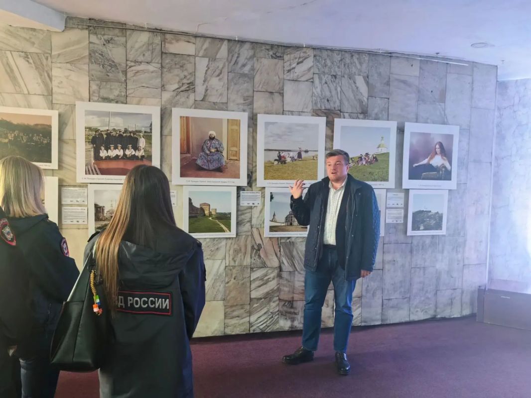 Сохраняя историю в цвете: сотрудники УМВД России по Еврейской автономной области посетили выставку Сергея Прокудина-Горского в Биробиджанской областной филармонии Сохраняя историю в цвете: сотрудники УМВД России по Еврейской автономной области посетили выставку Сергея Прокудина-Горского в Биробиджанской областной филармонии