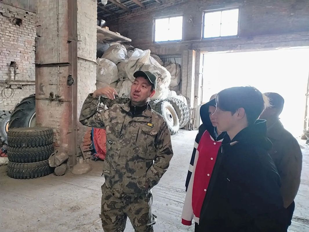 От парты до поля. Девятиклассники из школы села Благословенное побывали в гостях у фермера От парты до поля. Девятиклассники из школы села Благословенное побывали в гостях у фермера