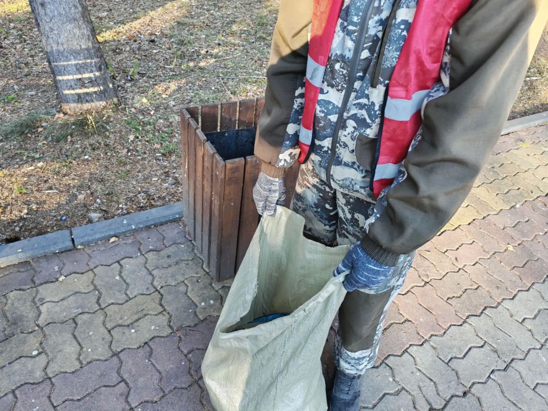 В Биробиджане коммунальные службы проводят механизированную и ручную уборку