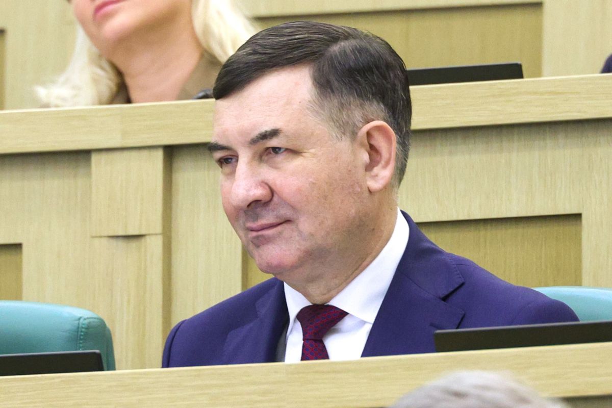 На пленарном заседании Совета Федерации представлены сенаторы, наделённые полномочиями органами государственной власти субъектов РФ
