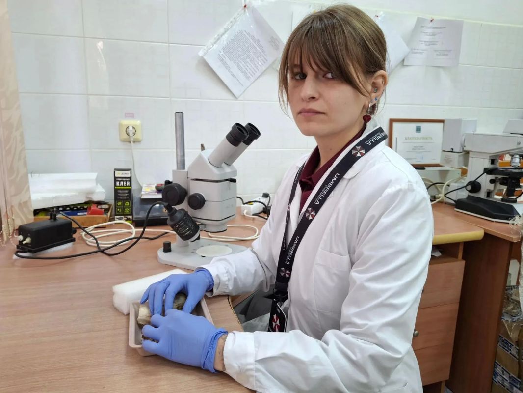«Решать загадки, а не просто смотреть в микроскоп»: молодой врач-судмедэксперт из ЕАО о физике, математике и любви к танатологии