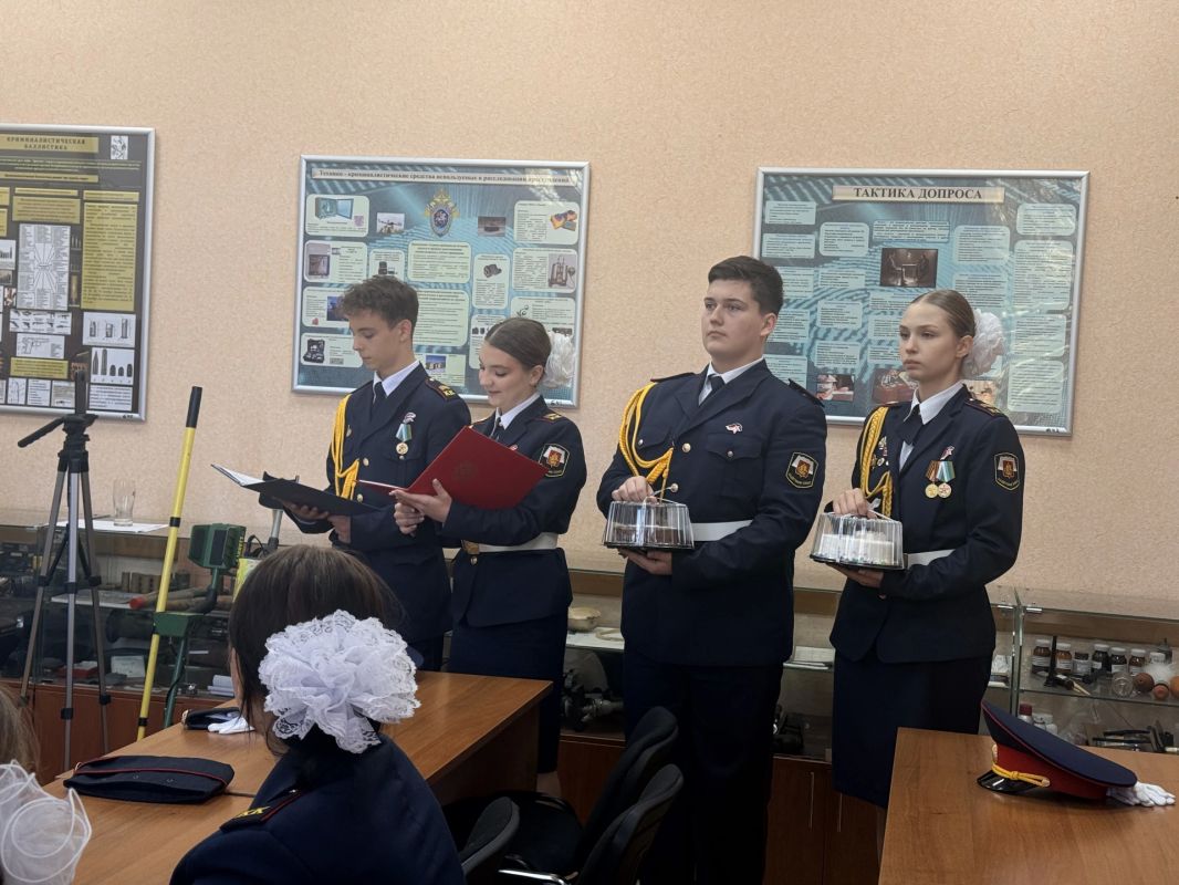 В Хабаровске кадеты Следственного комитета Российской Федерации 9-го класса школы №38 посетили региональное управление, чтобы поздравить следователей-криминалистов с праздником