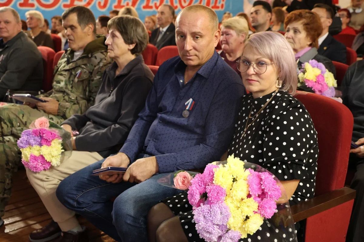 Низкий поклон за героев: в Еврейской автономной области наградили отцов участников СВО Низкий поклон за героев: в Еврейской автономной области наградили отцов участников СВО