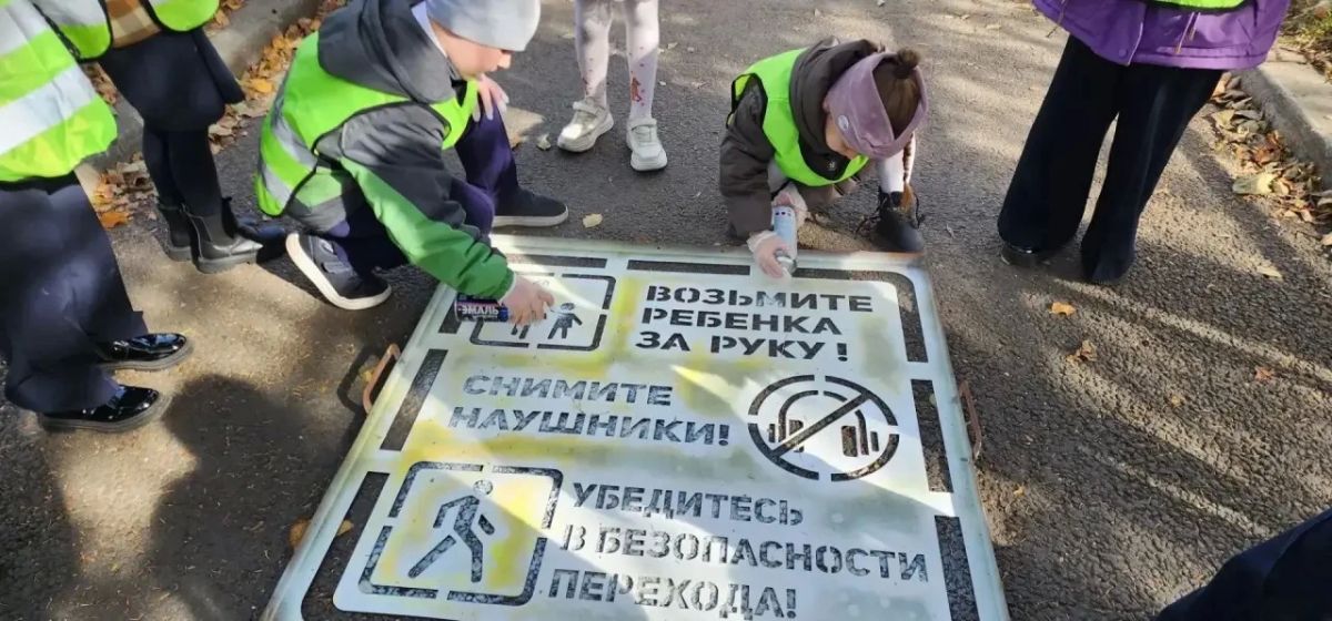 «Безопасный трафарет»: автоинспекторы провели урок дорожной безопасности в гимназии №1 г. Биробиджана «Безопасный трафарет»: автоинспекторы провели урок дорожной безопасности в гимназии №1 г. Биробиджана