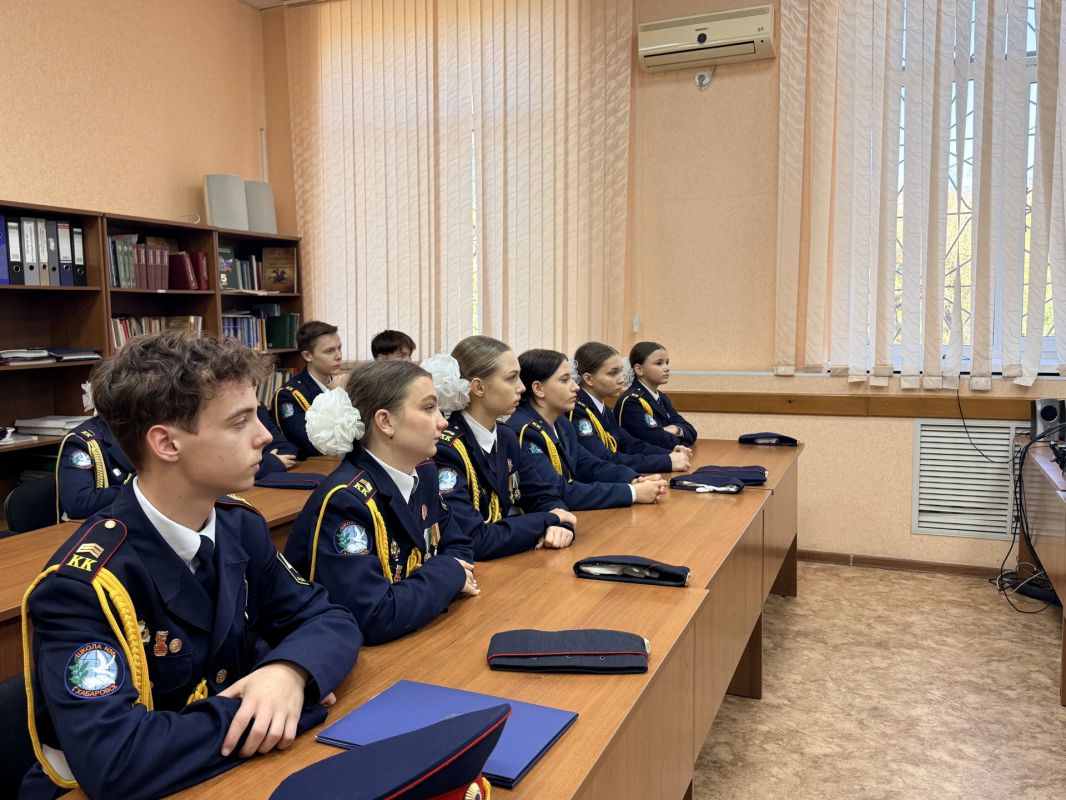 В Хабаровске кадеты Следственного комитета Российской Федерации 9-го класса школы №38 посетили региональное управление, чтобы поздравить следователей-криминалистов с праздником В Хабаровске кадеты Следственного комитета Российской Федерации 9-го класса школы №38 посетили региональное управление, чтобы поздравить следователей-криминалистов с праздником