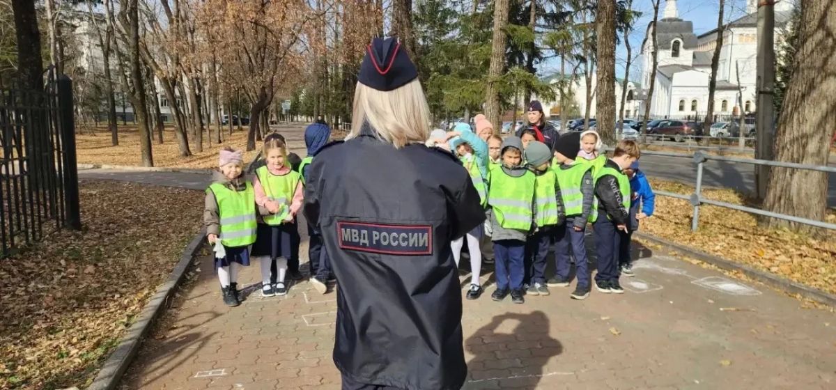 «Безопасный трафарет»: автоинспекторы провели урок дорожной безопасности в гимназии №1 г. Биробиджана «Безопасный трафарет»: автоинспекторы провели урок дорожной безопасности в гимназии №1 г. Биробиджана