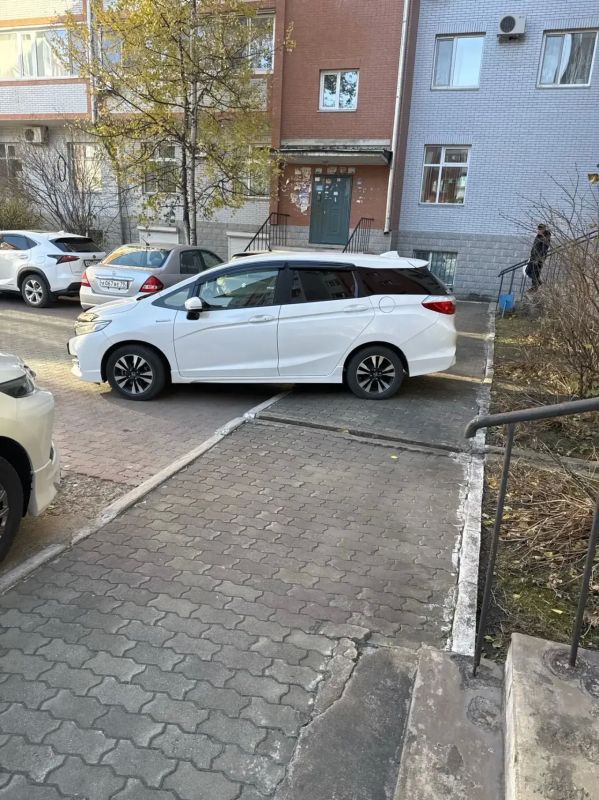 Очередной шедевр парковки заметили в Биробиджане