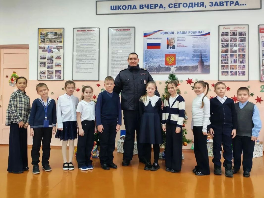 «Служба в полиции — мой выбор»: молодые офицеры МО МВД России «Биробиджанский» стали наставниками для биробиджанских школьников