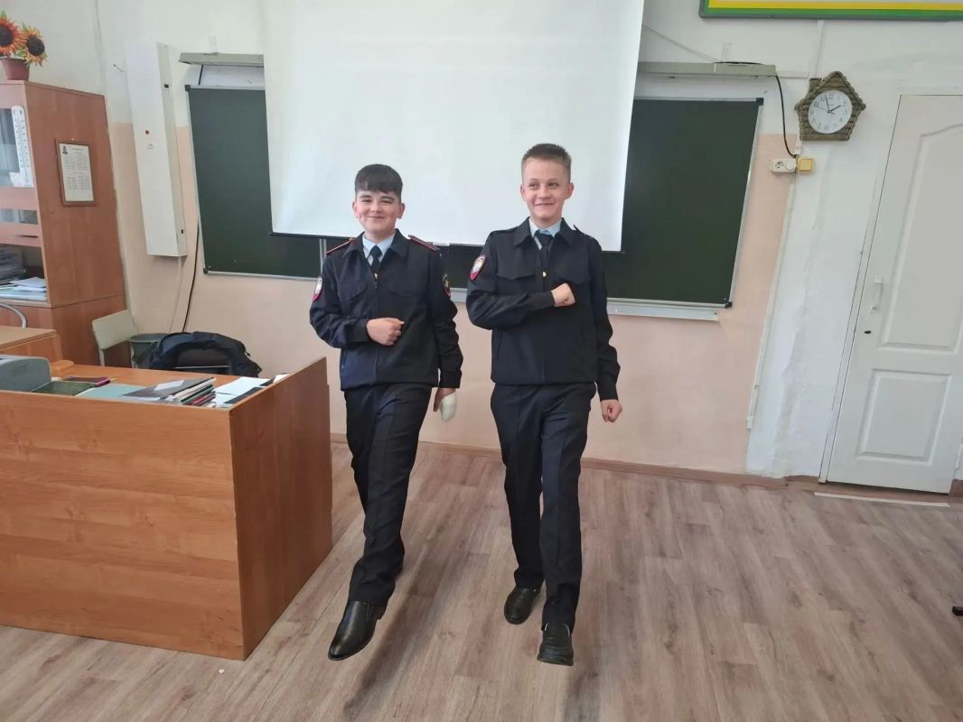 «Служба в полиции — мой выбор»: молодые офицеры МО МВД России «Биробиджанский» стали наставниками для биробиджанских школьников «Служба в полиции — мой выбор»: молодые офицеры МО МВД России «Биробиджанский» стали наставниками для биробиджанских школьников
