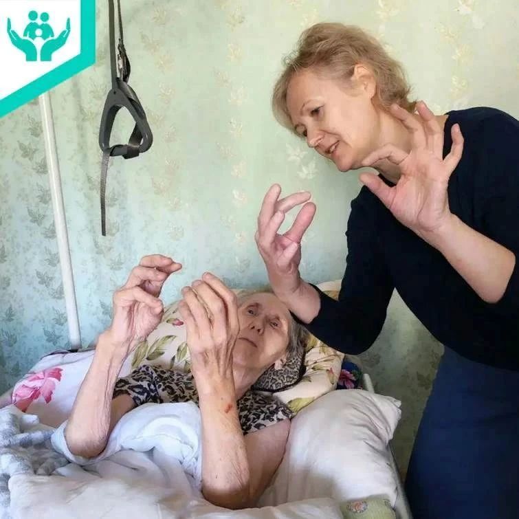 Курс занятий по развитию мелкой моторики начали сотрудники Комплексного центра социального обслуживания с маломобильными пожилыми жителями Специализированного дома № 1