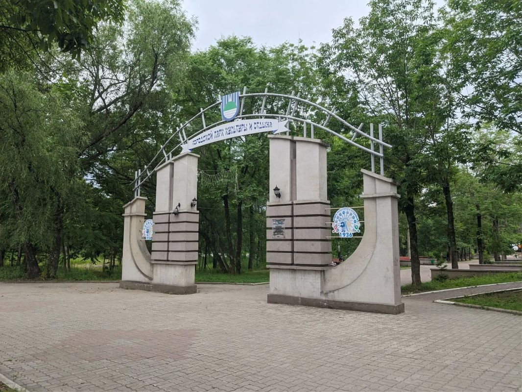 «Городской лес: островки жизни среди бетона»
